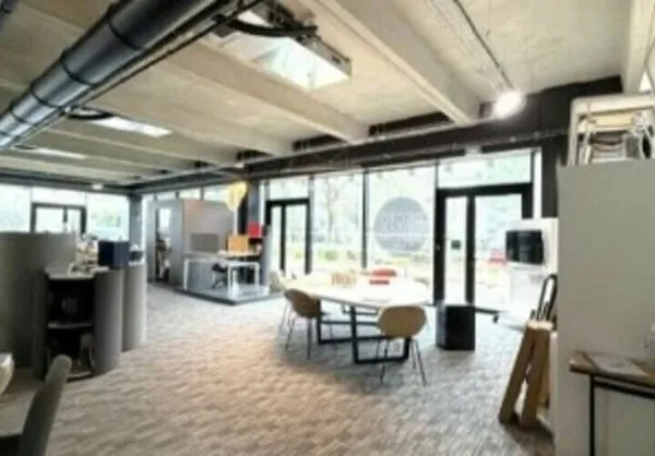 Bureau 273 m²