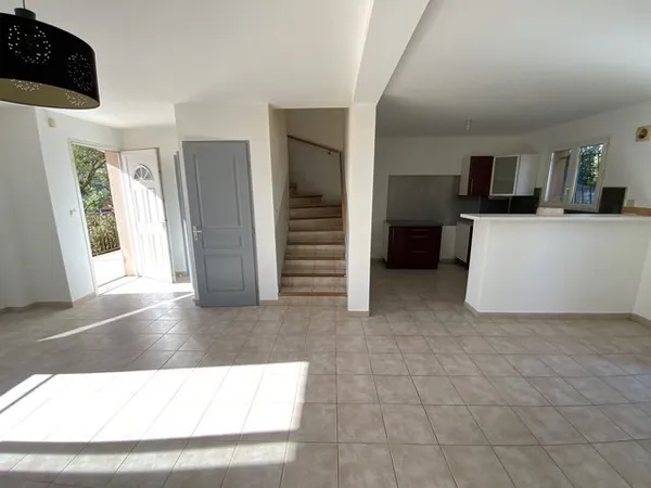 Alès - appartement dans maison de ville,avec terrasse,garage et parking