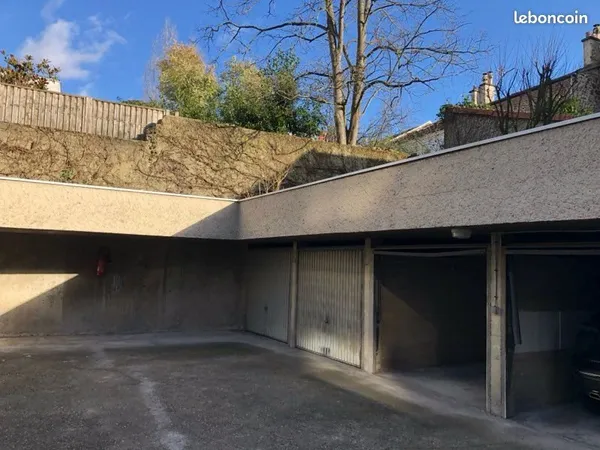 Box de 9m2 pour véhicule ou stockage