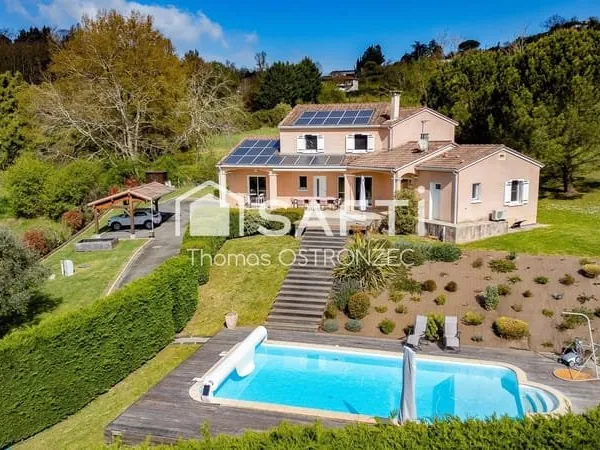 Maison avec vue dominante et piscine au calme