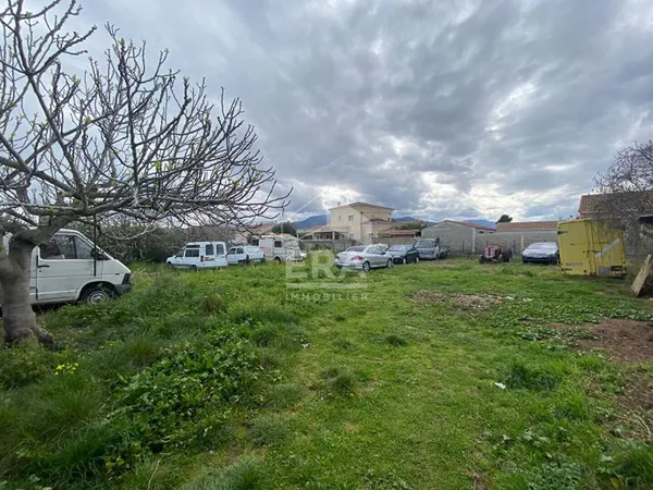 Local commercial 3 pièces 301 m²