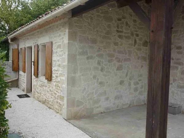 Maison en pierre rénovée à proximité de toutes les commodité