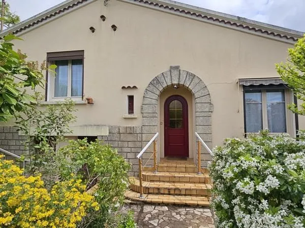 CHARMANTE MAISON INDIVIDUELLE SUR UN TERRAIN DE 882 M²