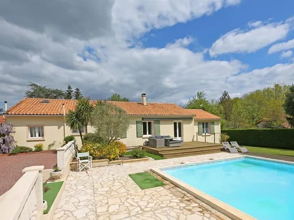 Immaculé bungalow 4ch/2sdb, piscine couverte & 1.5 hectares