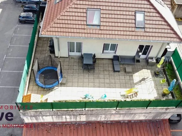 Immeuble avec 4 appartement et 2 locaux au centre ville de C