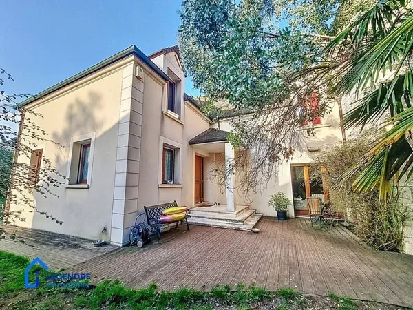 Maison 8 pièces 250 m²