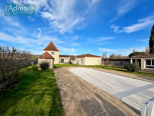 Spacieuse maison de plain-pied avec piscine, studio indépendant et grand jardin