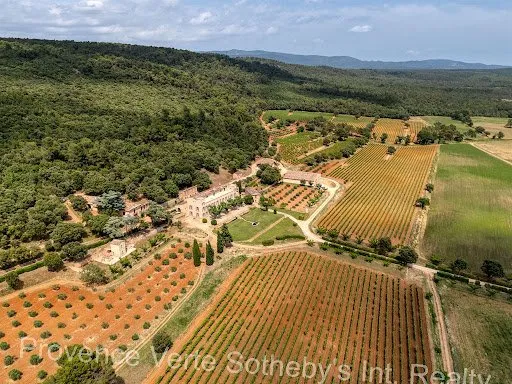 Château 30 pièces 1200 m²
