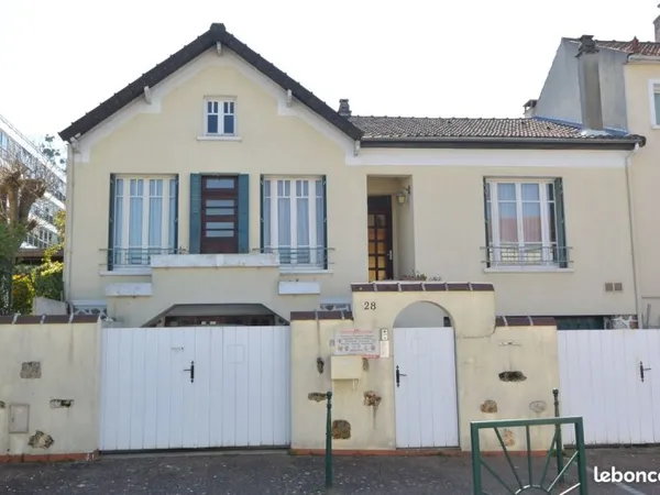 Maison individuelle plein soleil dans le village de Buzenval