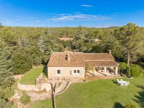 A vendre, Luberon, Cabrières d'Avignon, maison avec vue, piscine et terrain paysagé