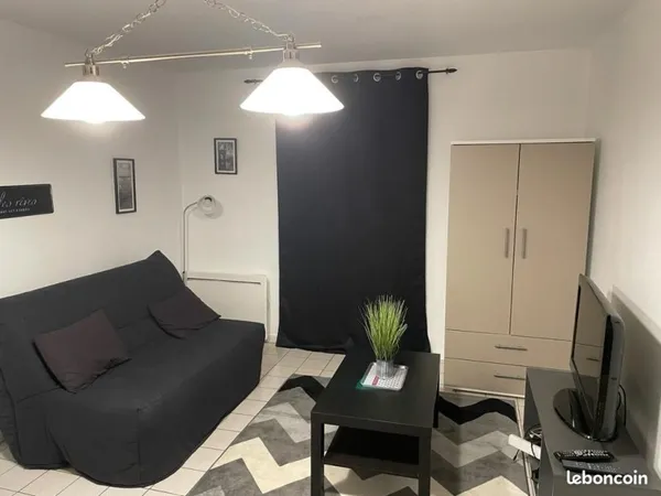 Beau studio meublé rénové à 50 mètres Hôpital Trousseau et école infirmière IFPS, emplacement rare