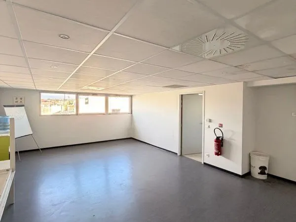 Local idéal école privée / centre de formation / médical - 350 m² - Cannes La Bocca