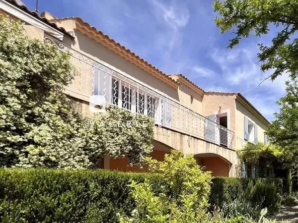 Maison familiale et au calme, à Fontvieille