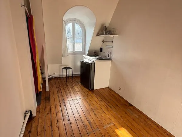 À vendre - Chambre de bonne fonctionnelle et lumineuse - Rue La Bruyère