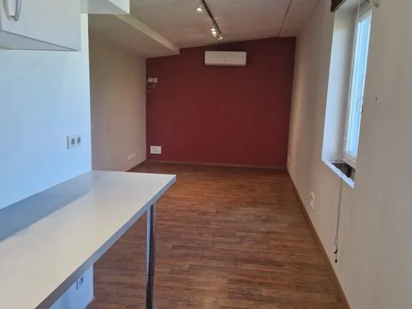 Local 27 m2 chauffé climatisé avec 2 fenêtres