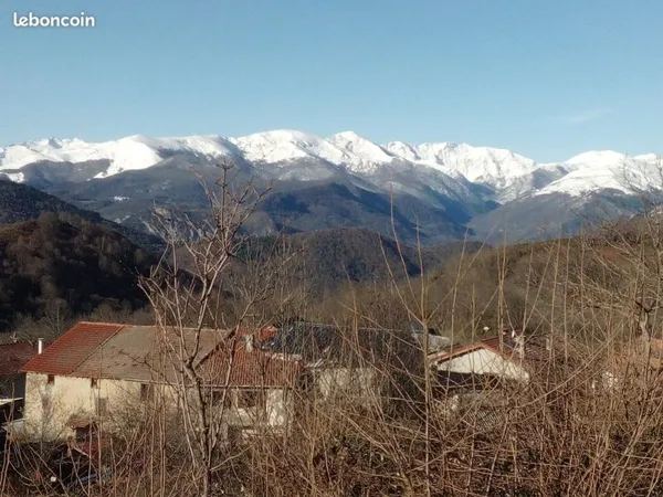 "Particulier vends terrain de 4829m2 , 17 /m2 . Parcelle constructible orientée sud, dans le hameau 