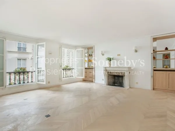 Un appartement rénové de 2 suites dans le Carré des antiquaires