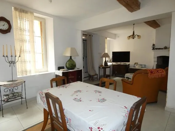 Maison de village 95m², 4 chambres avec garage, remise et dépendances