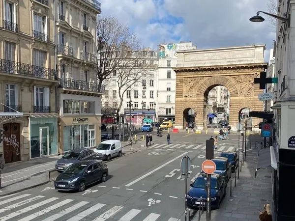 Studio lumineux avec vue Porte Saint-Martin