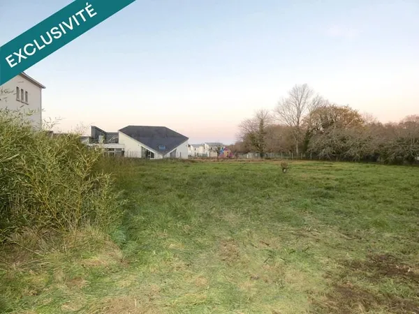 Terrain constructible plat avec accès de 868 m2 viabilisé, proche de la côte à Moëlan sur Mer