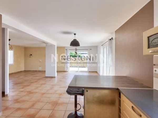Vente d'une maison vivable de plain pied 4 chambres avec double garage dans le bourg d'Andel