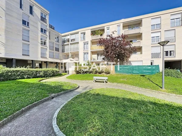 Appartement entièrement rénové avec terrasse, à 6 min à pied du RER de Chatou