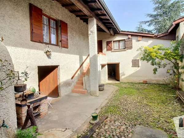 Maison de village avec dépendances Terrain 850 m2 Fort p