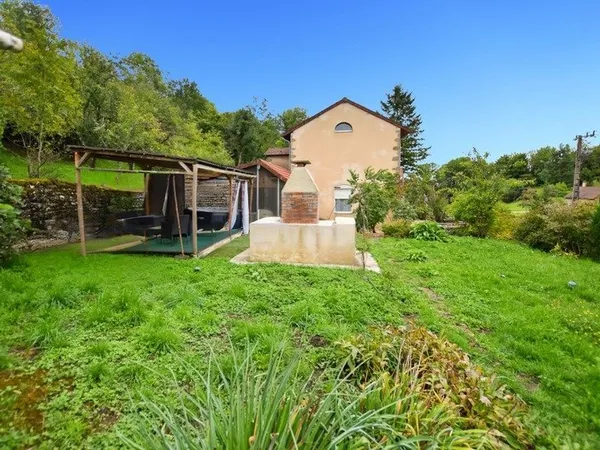 Propriété /gîtes/ chambre d'hôtes et grand terrain à St Sernin du Plain