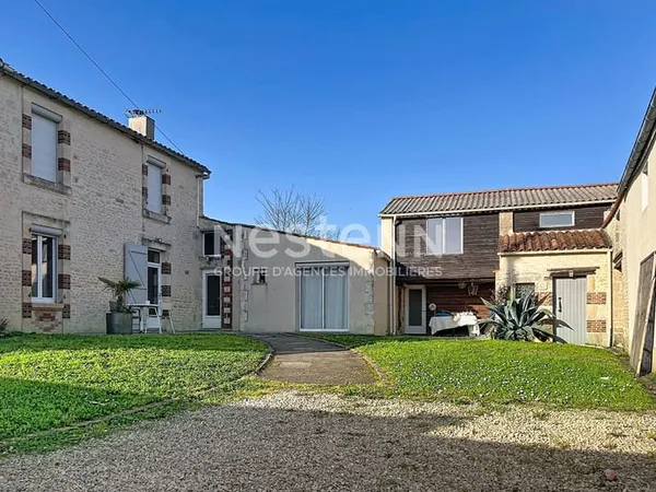 Maison en pierre pleine de charme à POUILLE, 3 chambres, dépendances
