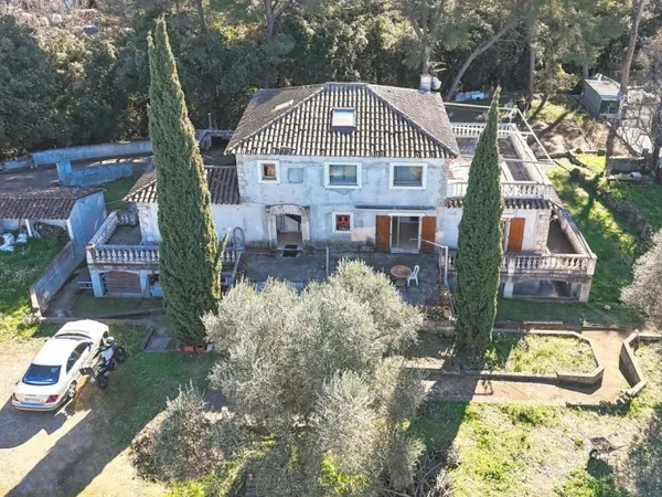 Mougins - Villa de caractère sur 3 370 m² avec terrasses et dépendance
