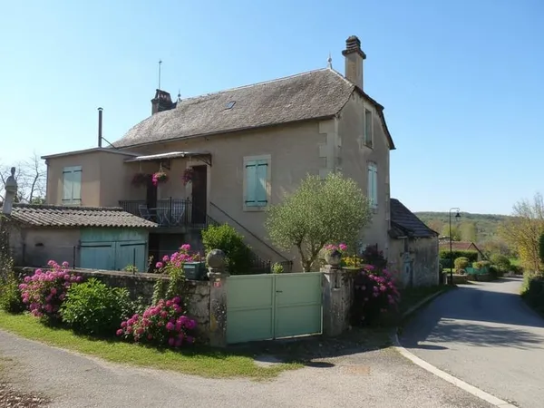 Maison de village 93 m² avec dépendances - Proche Villefranc