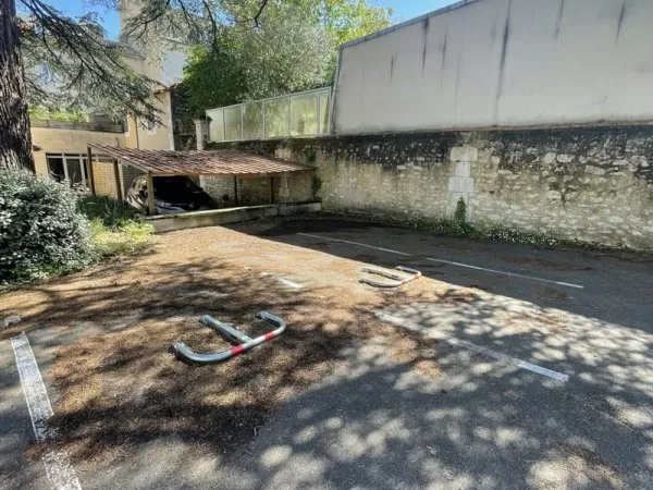 A LOUER - PLACES DE PARKING