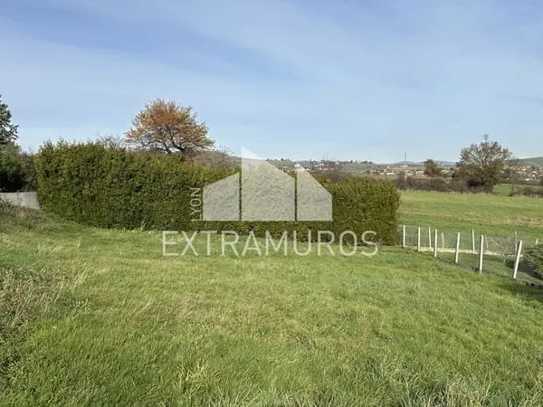 A VENDRE A 1 KM DU CENTRE DE PONTCHARRA SUR TURDINE TERRAIN CONSTRUCTIBLE DE 520 M2 AU FONDS D'UNE I