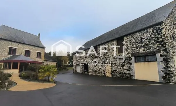 Maison en pierre 200m² avec hangars et dépendances