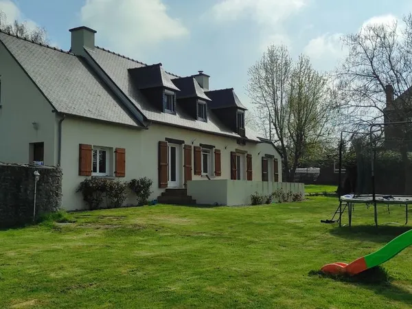 Grande maison familiale lumineuse avec jardin, terrasse, garage et beaux volumes