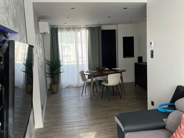 T3 traversant entièrement rénové -2 chambres -balcon- parking privé -garage -climatisation