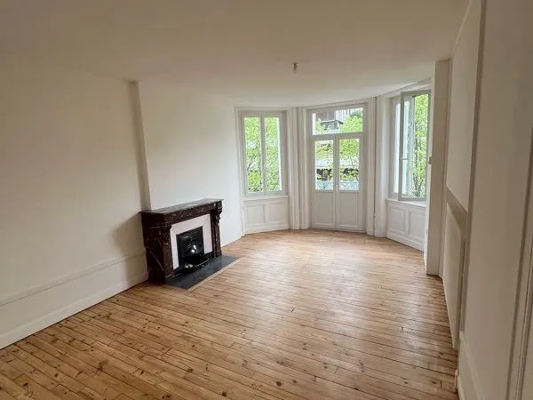 À louer superbe T4 entièrement rénové de 111 m2 avec terrasse plein sud