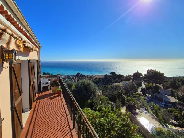 Menton,dernier étage, villa dolce,appartement Maison de 73 m2, terrain de 1629 m2,vue mer exceptionn