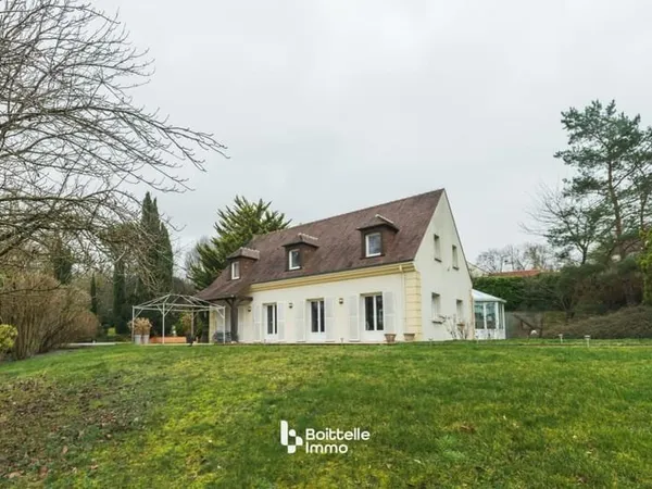 Maison familiale 5 chambres avec piscine sur terrain de 2950m
