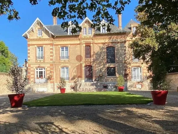 FONTAINEBLEAU - CENTRE VILLE FACE PARC DU CHATEAU HOTEL PARTICULIER 890 M² + DEPENDANCES -¨PARC DE 2