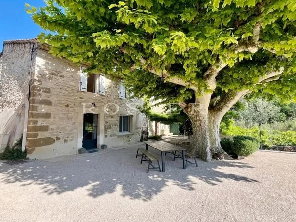 Propriété au coeur de Beaumes-de-Venise avec 3 gites et piscine sur 1500 m²