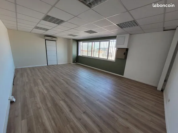 Bureaux rénovés 130 m² - Zone industrielle de Lons - Accès facile & parking - Dispo immédiate