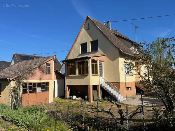 Quartier résidentiel et calme ! Lumineuse maison 6 pièces sur 5,82 ares.