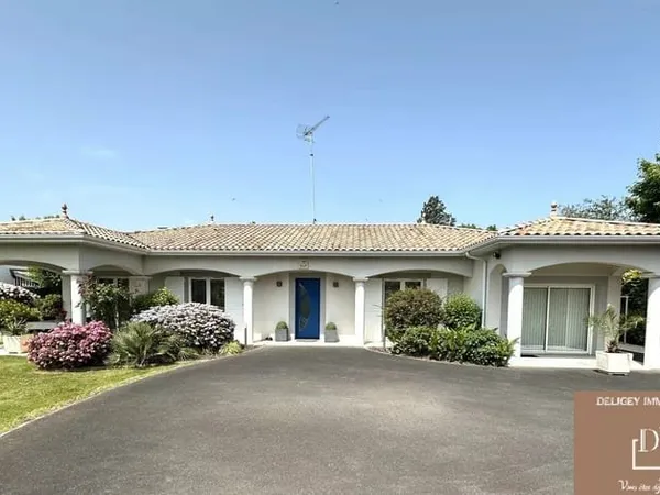 BELLE VILLA AVEC GRAND TERRAIN