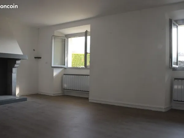 65400 Boo-Silhen Loue maison T5 mitoyenne a l'année 130 M2 avec jardin ...............