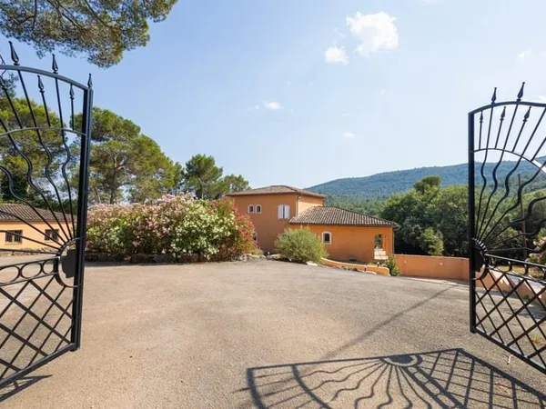 Villa contemporaine 7 pièces - 250 m² - Dépendance de 150 m2 Terrain 4000 m² avec piscine - LE THORO