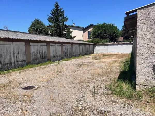 Terrain à vendre avec 18 garages