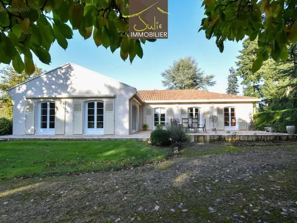 Cerizay très proche centre - Propriété spacieuse (5 ch.) avec parc clos. Idéal résidence familiale
