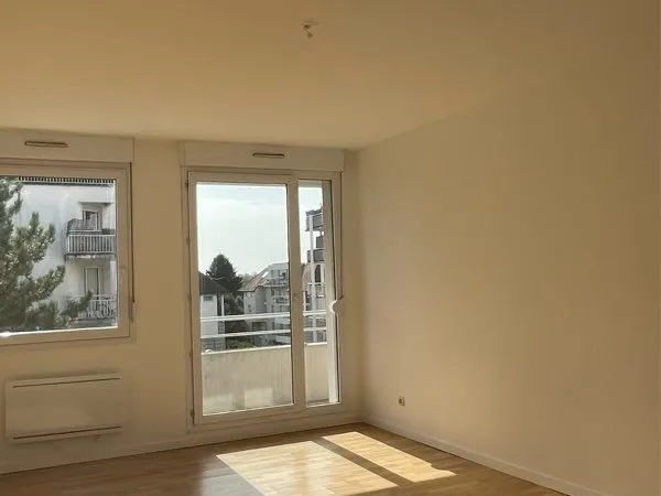 À louer grand 3 pièces avec balcon
