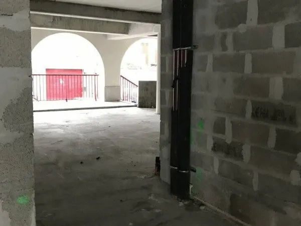 Local commercial 204 m²